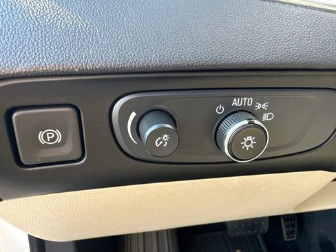 Used 2018 Buick Enclave Premium w/ Experience Buick Package FWD image 12