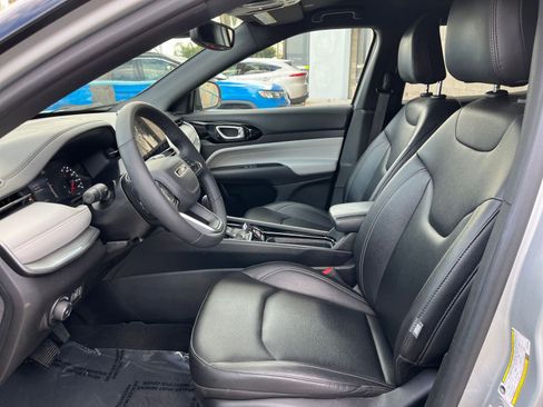 Used 2025 Jeep Compass Limited image 27