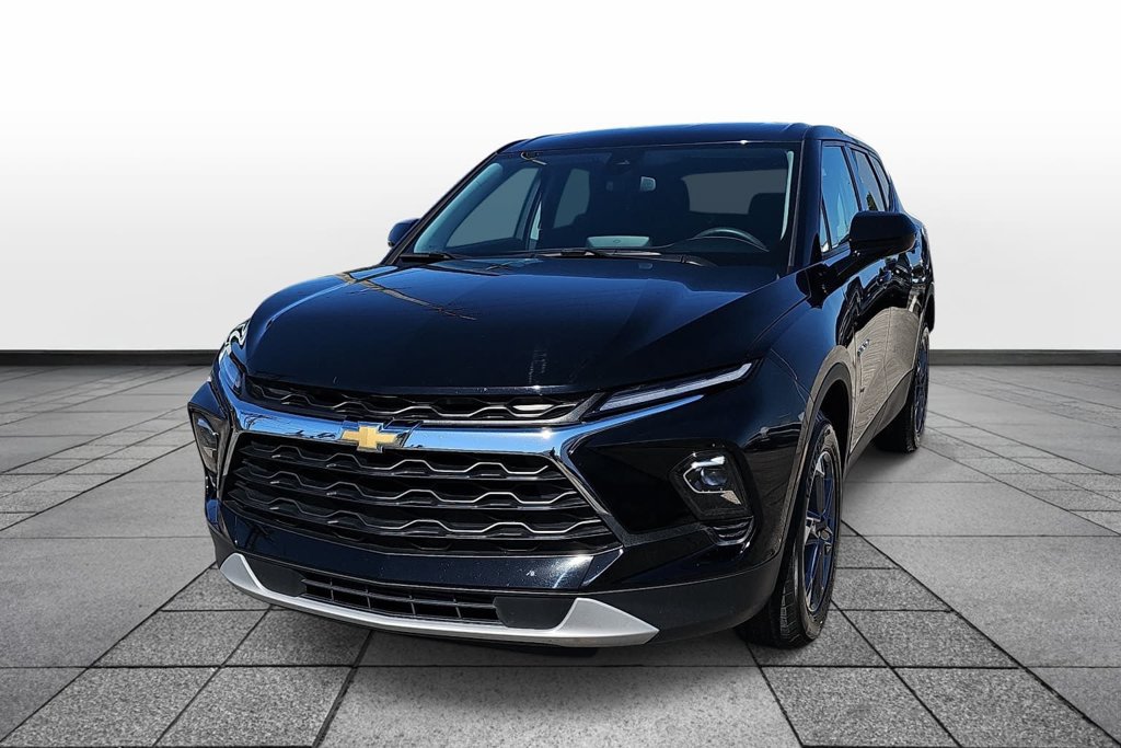 Used 2025 Chevrolet Blazer LT FWD image 1
