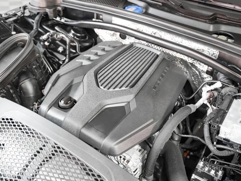 Certified 2025 Porsche Macan image 12