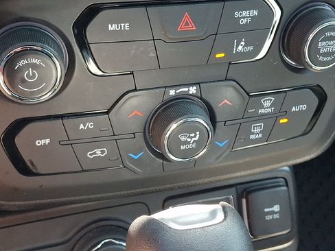 Used 2021 Jeep Renegade Latitude w/ Sun & Sound Group AWD/4WD image 16