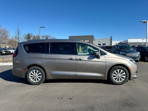 Used 2018 Chrysler Pacifica Touring-L image 14