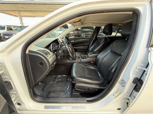 Used 2019 Chrysler 300 Limited AWD/4WD image 18