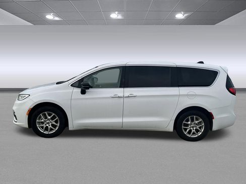 Used 2024 Chrysler Pacifica Touring-L FWD image 6