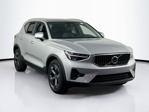 Used 2023 Volvo XC40 B5 Plus w/ Protection Package Premier image 3