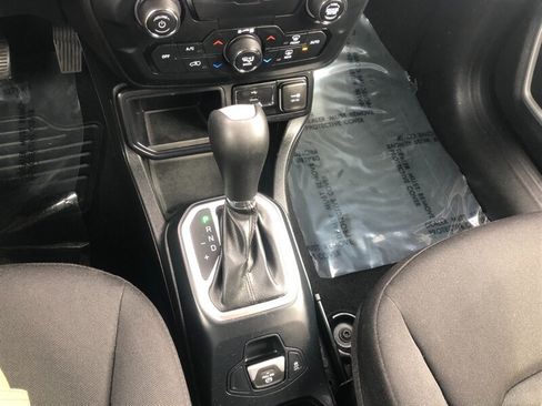 Used 2018 Jeep Renegade Latitude FWD image 12