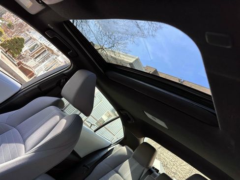 Used 2023 Toyota Corolla SE w/ SE Premium Package image 13