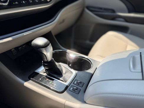 Used 2019 Toyota Highlander XLE AWD/4WD image 18