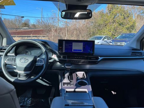 Used 2025 Toyota Sienna XLE image 38
