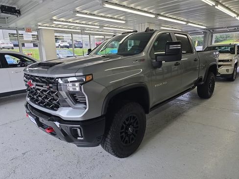 Certified 2025 Chevrolet Silverado 2500 ZR2 AWD/4WD image 2