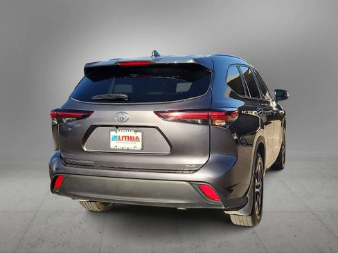 Used 2024 Toyota Highlander XLE image 7