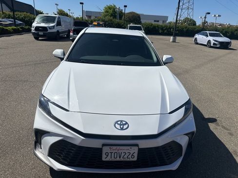 Used 2025 Toyota Camry SE FWD image 2