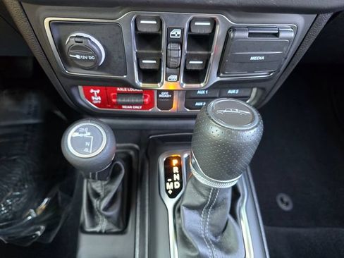 Certified 2025 Jeep Gladiator Mojave w/ Convenience Group AWD/4WD image 12