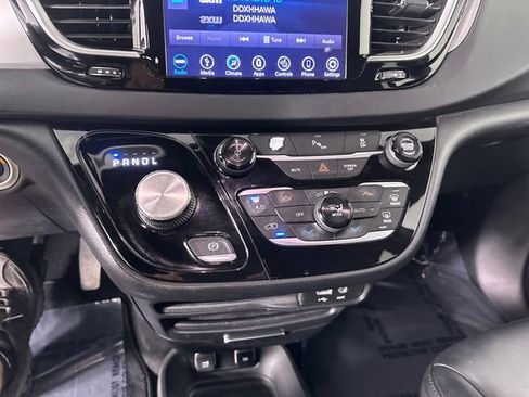 Certified 2018 Chrysler Pacifica Touring-L w/ Premium Audio Group FWD image 29