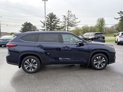 Used 2022 Toyota Highlander XLE AWD/4WD image 2
