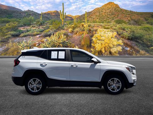 Used 2024 GMC Terrain SLE FWD image 3
