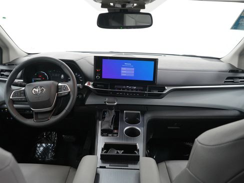Used 2025 Toyota Sienna XLE AWD/4WD image 11