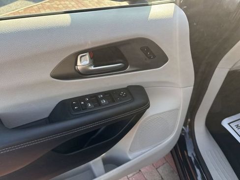 Used 2023 Chrysler Pacifica Touring-L FWD image 13