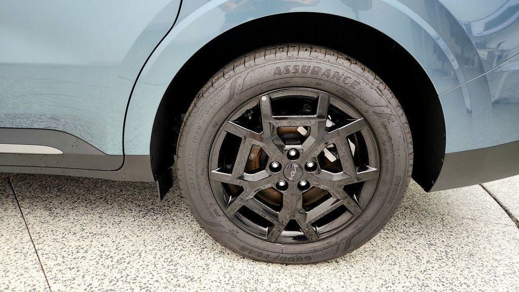 Used 2026 Kia Carnival SX w/ SX Dark Edition Package FWD image 9