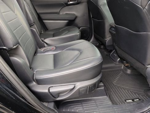Used 2021 Toyota Highlander XLE FWD image 21
