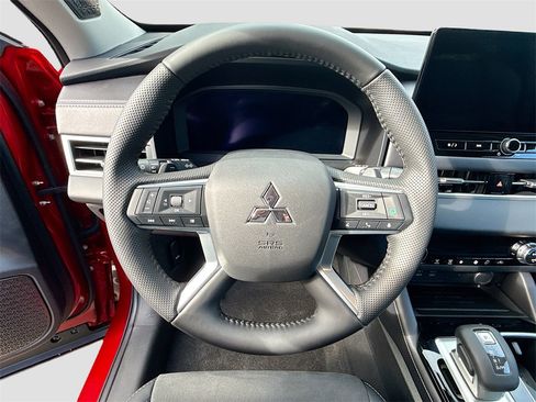 New 2025 Mitsubishi Outlander SE image 11