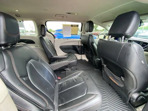 Used 2020 Chrysler Pacifica Touring-L FWD image 25