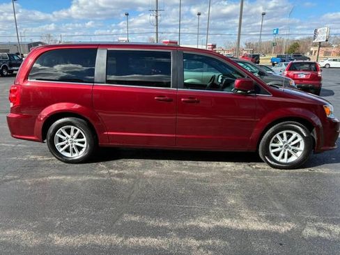 Used 2019 Dodge Grand Caravan SXT FWD image 2