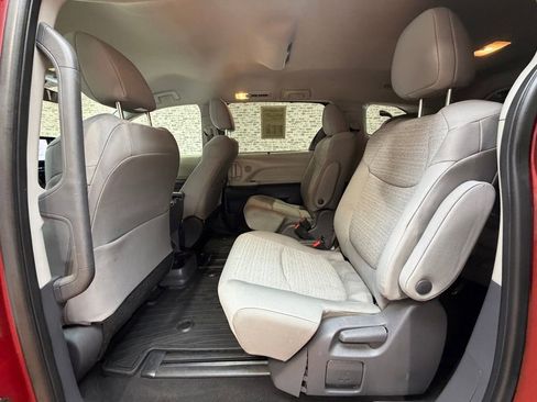 Used 2021 Toyota Sienna LE AWD/4WD image 12