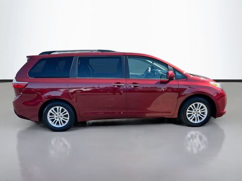 Used 2015 Toyota Sienna XLE w/ XLE Navigation Package FWD image 4