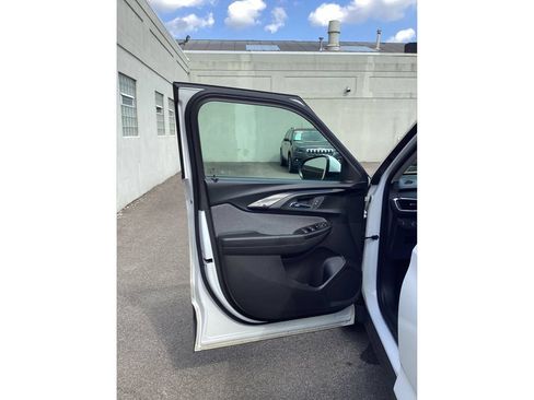Used 2023 Chevrolet TrailBlazer LT AWD/4WD image 17