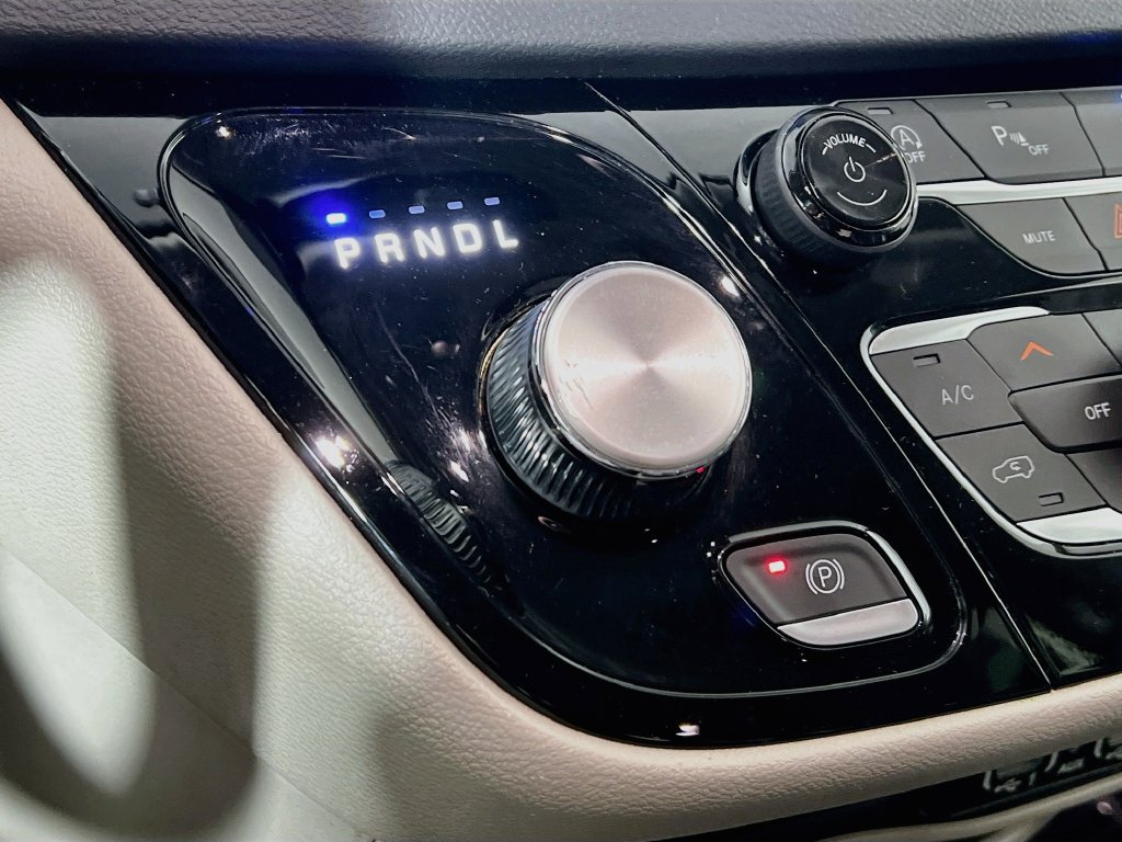Used 2023 Chrysler Pacifica Touring-L FWD image 15