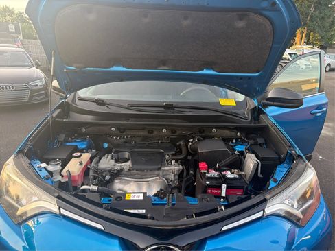 Used 2018 Toyota RAV4 LE w/ All Weather Liner Package AWD/4WD image 11