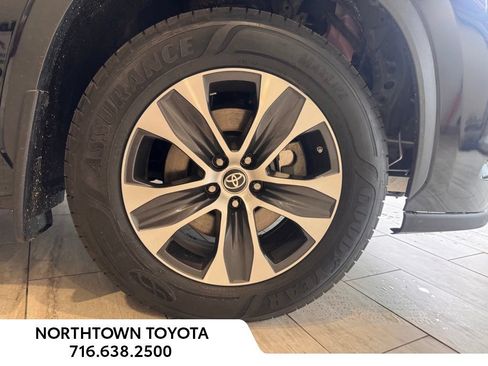 Used 2022 Toyota Highlander XLE AWD/4WD image 22