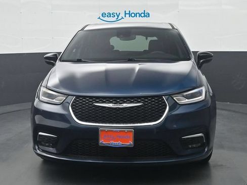 Used 2025 Chrysler Pacifica Select FWD image 2
