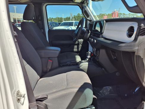 Used 2024 Jeep Wrangler Sahara image 7