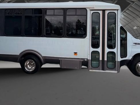 Used 2003 Ford E-450 and Econoline 450 XL Extended Van 3D image 7