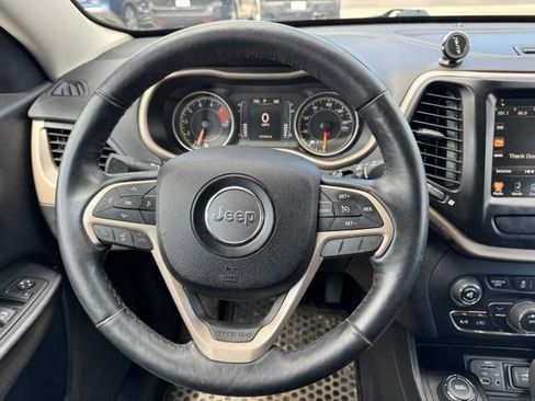 Used 2017 Jeep Cherokee Latitude w/ Cold Weather Group AWD/4WD image 18