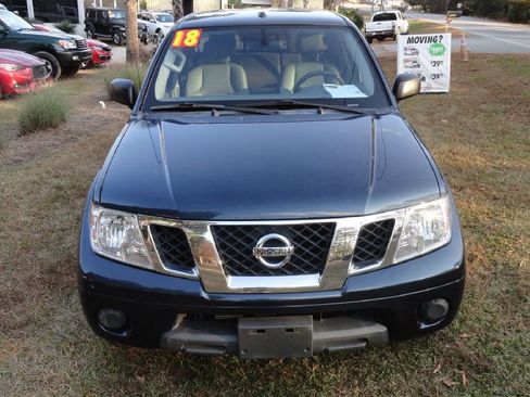 Used 2018 Nissan Frontier SV image 2