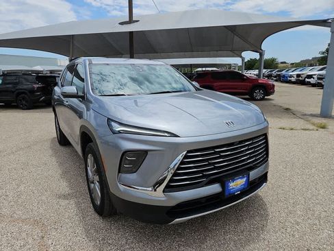 Used 2025 Buick Enclave Preferred FWD image 2