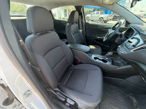 Used 2025 Chevrolet Malibu RS FWD image 12