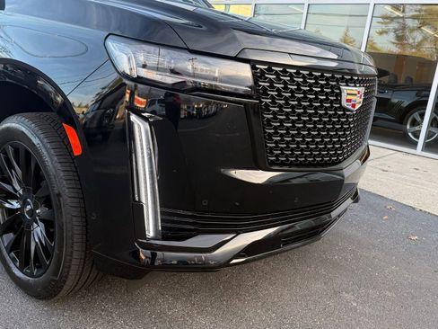 Used 2024 Cadillac Escalade ESV Premium Luxury image 12