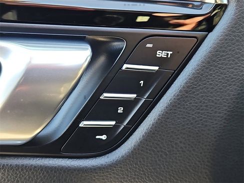 Certified 2025 Porsche Macan image 22