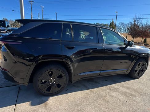 Used 2024 Jeep Wagoneer Launch Edition image 8