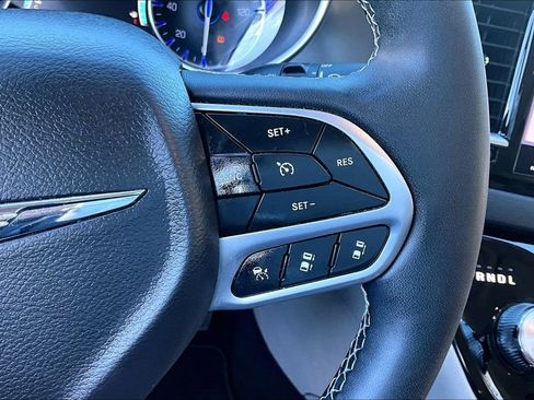 Used 2024 Chrysler Pacifica Touring-L image 11