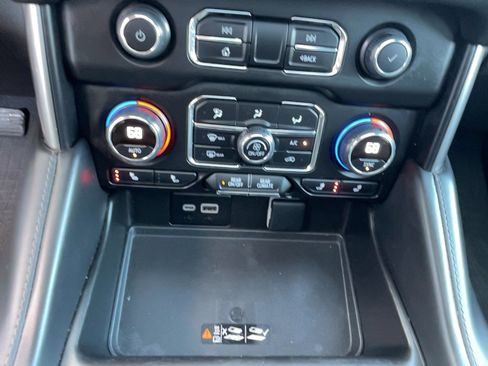 Used 2023 Chevrolet Suburban Z71 w/ Luxury Package image 20