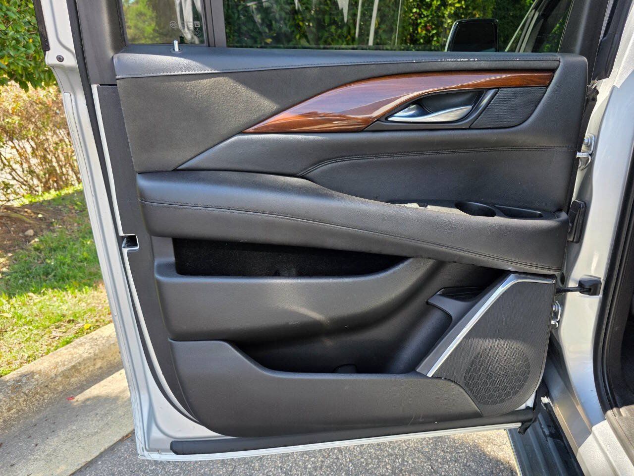 Used 2019 Cadillac Escalade ESV Luxury AWD/4WD image 36
