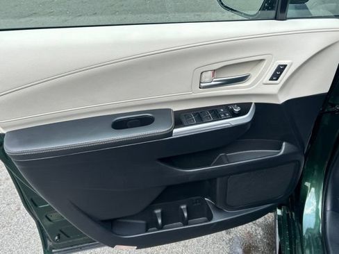 Used 2025 Toyota Sienna Platinum AWD/4WD image 21