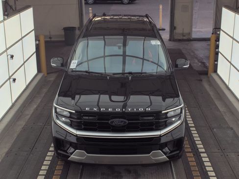 Used 2025 Ford Expedition Platinum image 2