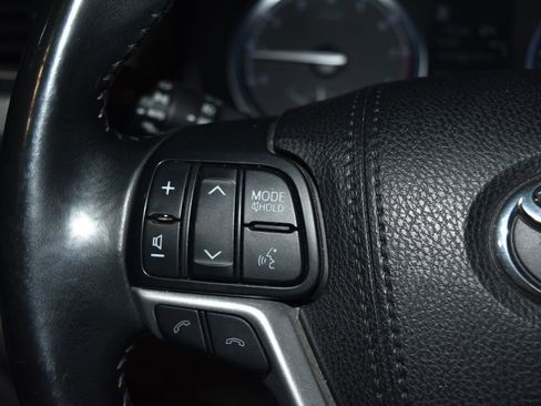 Used 2017 Toyota Highlander Limited image 9