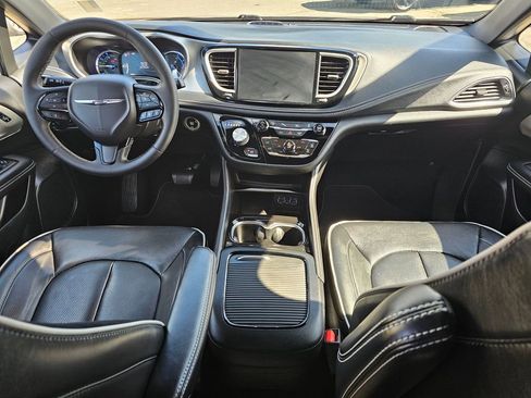 Used 2023 Chrysler Pacifica Limited w/ S Appearance Package FWD image 16